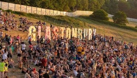 Il Festival di Glastonbury: Un'Esplosione di Musica, Arte e... Ollie Murs che Si Ritrova a Ballare Con un Polpo!